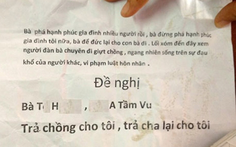 Kì lạ người đàn bà phát tờ rơi đòi chồng